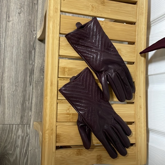 Danier Samantha coat in burgundy 2xs brand new with matching leather gloves - Picture 3 of 9